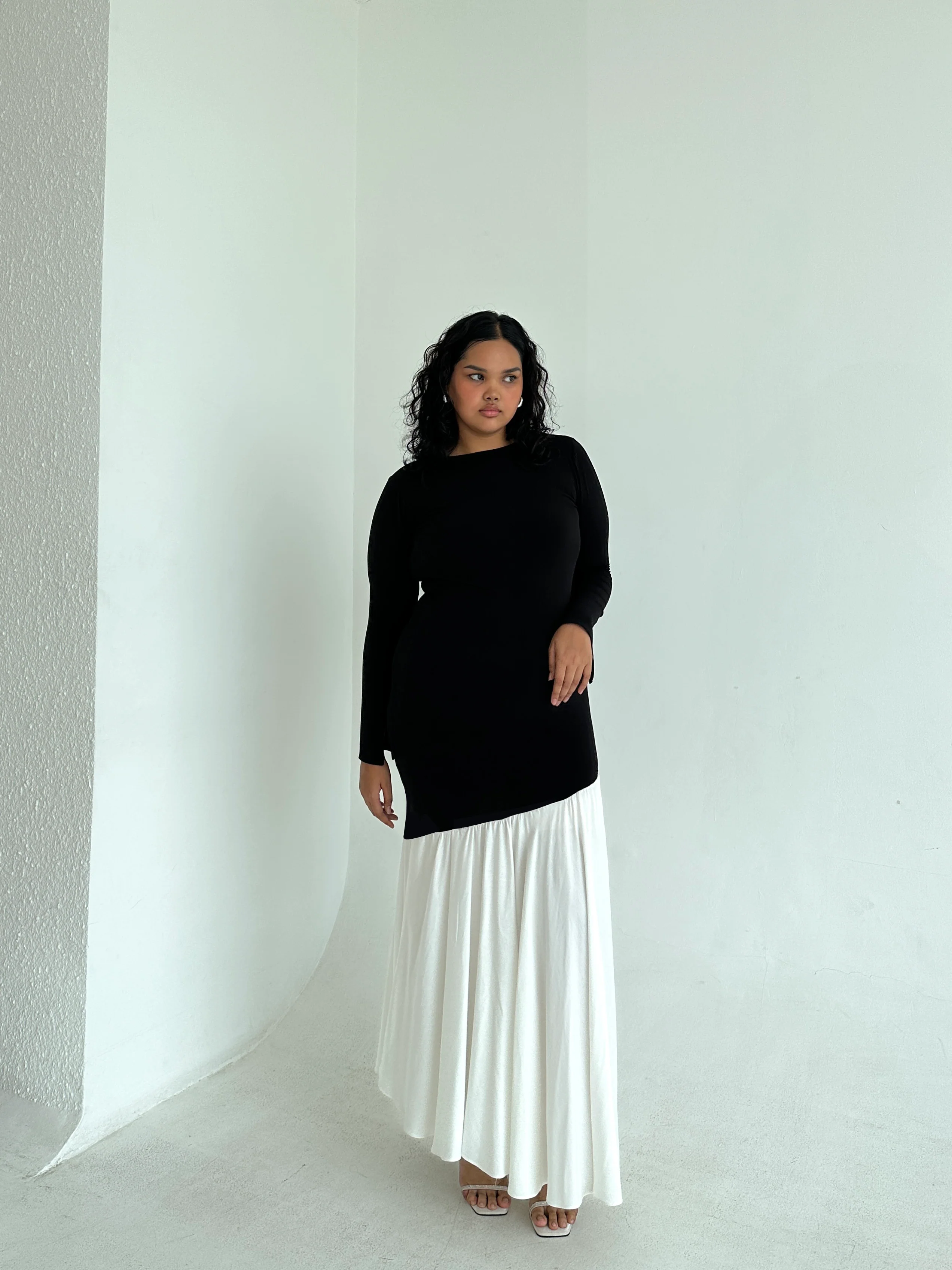Black/White Colorblock Asymmetrical Dress - Image 5