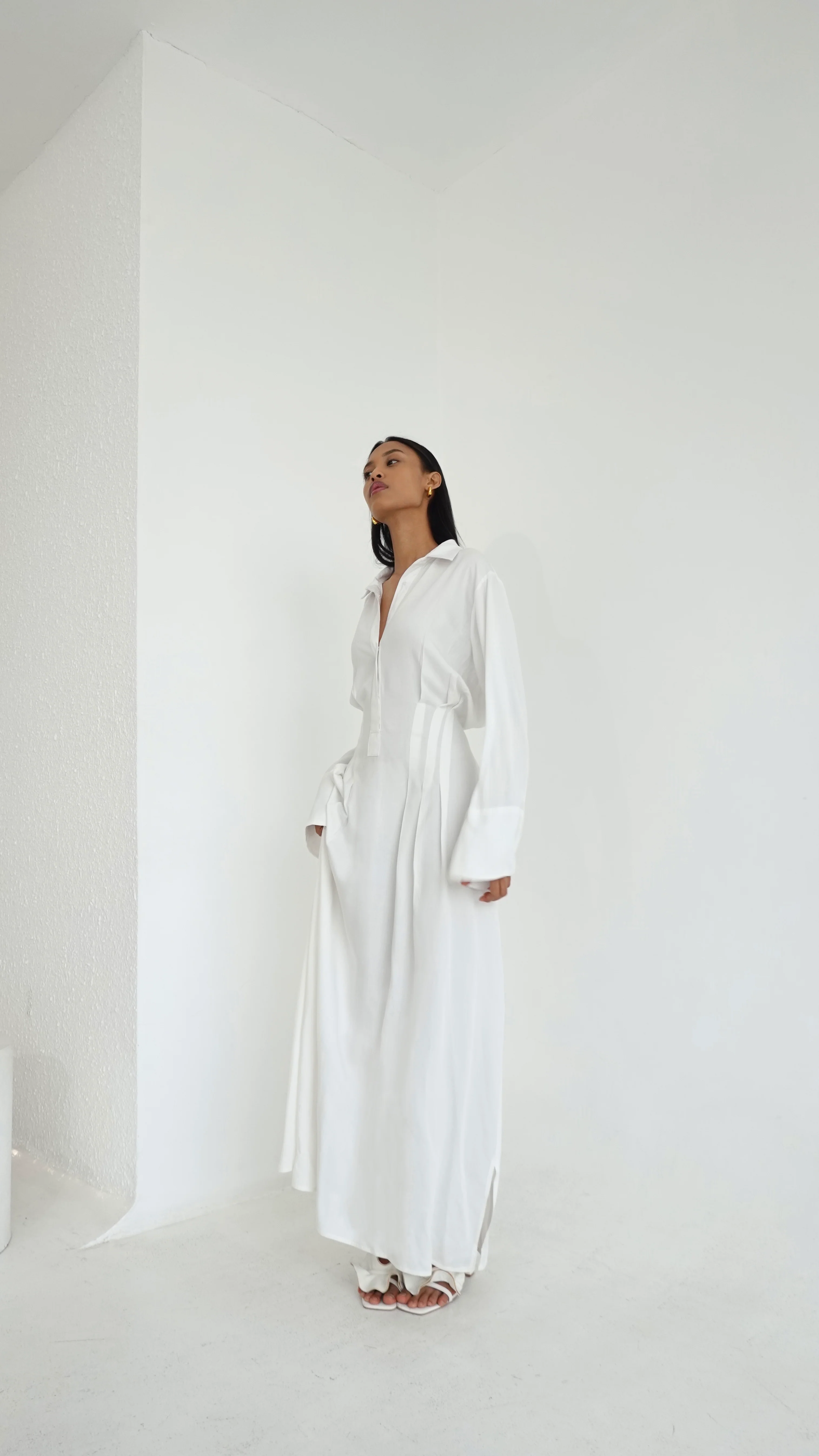 Cinched Maxi Shirt Dress in White | inner included - Image 4