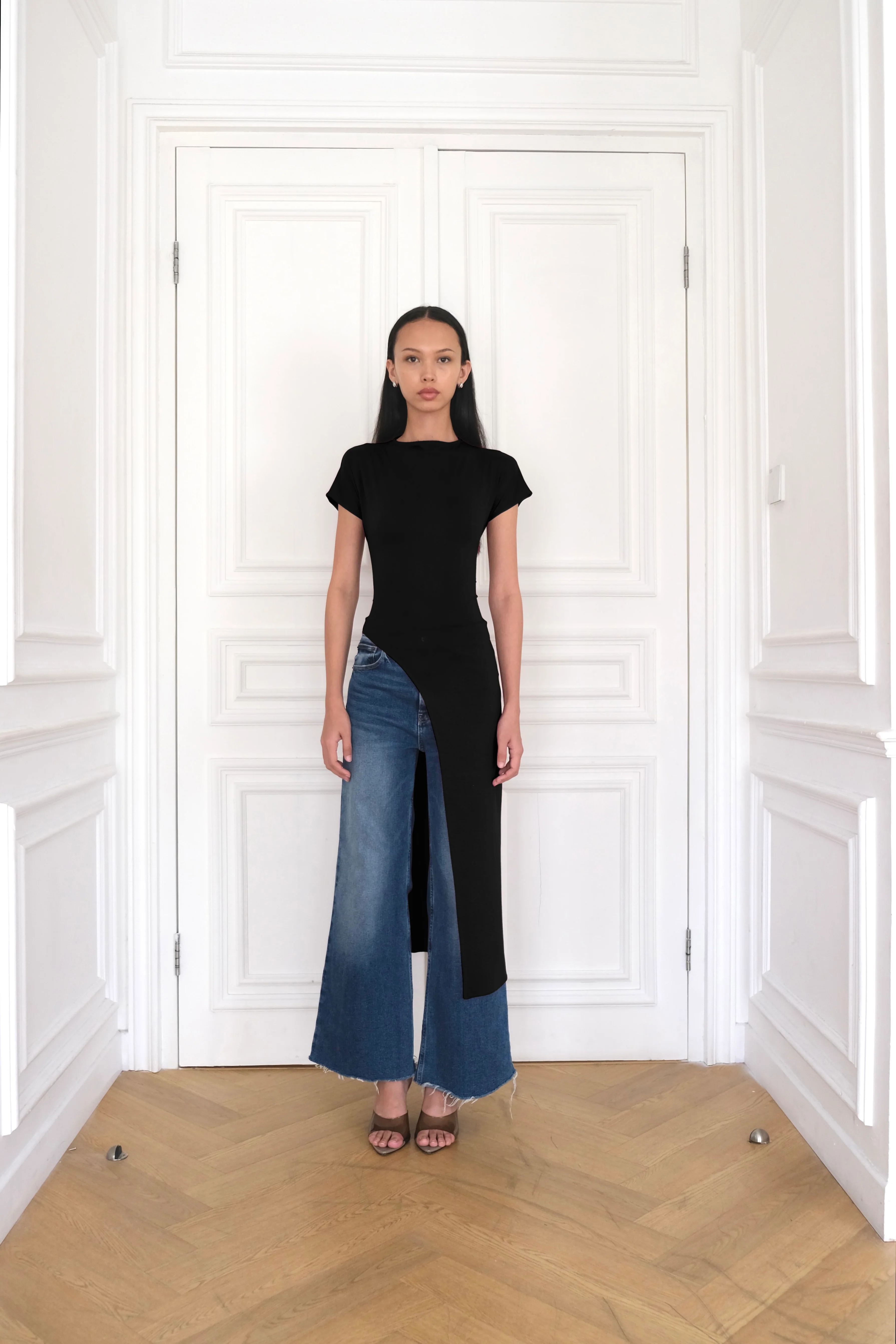 ORIA Short-Sleeve Asymmetrical Long Top in Black - Image 3